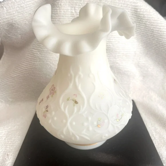 Fenton Satin Custard Ruffled Crimped Edge Vase Pink Flowers signed D Wright - Picture 2 of 9